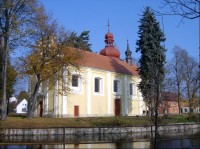 kostel sv. Jakuba Většího: Dominantou obce je kostel sv. Jakuba Většího z roku 1318, který je obklopen rybníkem. 