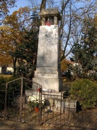 Obětem války: památník na návsi