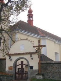 Kostel sv.Lukáše - brána: O farním kostele sv.Lukáše v Křečovicích lze sledovat zprávy od 14.století. Známá jsou jména tzv.plebánů (farářů) do dob husitských.