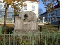 Husův balvan: Husův balvan je umístěn na náměstí před školou. Byl odhalen 5.července 1925 v předvečer 510.výročí upálení mistra Jan Husa.