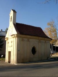 barokní kaple: V obci je pozdně barokní kaple se zvoničkou, která byla před několika lety opravena a nově vysvěcena. 