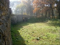 Vodní příkop: Hradby se stýkaly s obrannými zdmi vodního hradu o síle 1,7 m a zmíněné dva vchody měly zdvihací most.