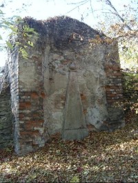 Zbytky hřbitovní zdi: jihozápadně od kostela