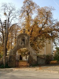 Brána ke kostelu: Pozůstatkem ohrazení bývalého hřbitova je barokní brána.