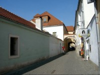 Vchod do Geoparku: vchod je ze Slapské ulice, nebo z Husova náměstí, přez Muzeum Českého Krasu