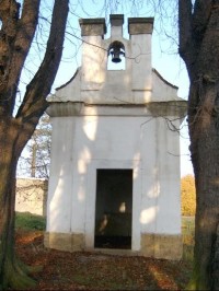 Kaplička: kaple se stupňovitým štítem a se zvonicí