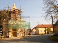 Kaplička a socha: východ obce, u křižovatky silnic (E 48 - Olešná a odbočky na Kněževes)