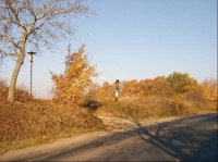 Pohled na rozcestí: pohled z jihu, ze silnice na Bubovice