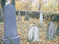 Náhrobky na hřbitově