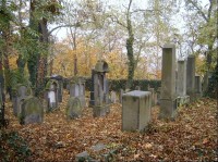 Zlonice - židovský hřbitov: hřbitov snad ze 17. stol. s náhrobky od 2. poloviny 18. stol., restaurovaný r. 1994