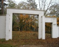 Brána ke hřbitovu: Areál židovského hřbitova najdeme při silnici Zlonice ? Beřovice