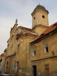 Čelní pohled: Židovská synagoga byla postavena stavitelem Johanem Staňkem v letech 1871-1873 v byzantinizujícím slohu se dvěma věžemi, které dnes dokreslují charakteristické východní panorama města. 