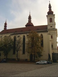 z východu: V letech 1340- 1370 se na přestavbě kostela podílela známá huť Petra Parléře.
