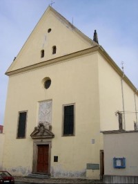 klášter: Klášter byl zrušen v roce 1950. Před kostelem byly původně sochy sv. Jana Nepomuckého, sv. Barbory a sousoší Sv. Rodiny.
