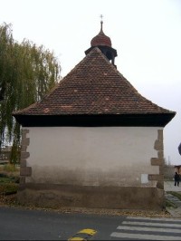 z jihovýchodu: Kostelní zvony odlil roku 1757 Zachariáš Ditrich v Praze.
