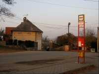 Autobusová zastávka: Do obce jezdí spoje MHD PRAHA 335 a 336. 
