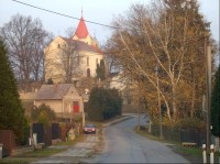 Kostelík: Na vrcholu v centru obce leží kostel Sv.Martina s románskou rotundou a hřbitovem. Kostelík byl na podzim roku 2001 osvětlen,takže je na něj krásný pohled nejen přes den, ale nyní i v noci. 