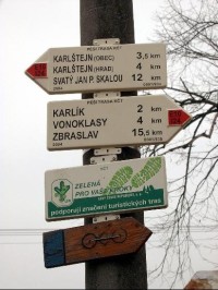červená turistická: obcí prochází červeně značená turistická cesta : Karlštejn - Mořinka - karlík - Zbraslav