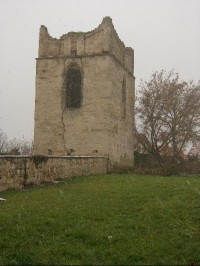 zřícenina zvonice: zřícenina zvonice, jež vyhořela společně s původním kostelem r. 1677