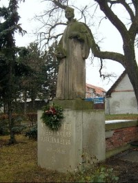 pomník Mistra Jana Husa: Od roku 1928 je na náměstí postaven pomník Mistra Jana Husa od výtvarníka Jana Škody. Součástí tohoto pomníku je pamětní deska vzpomínající padlé obou světových válek.