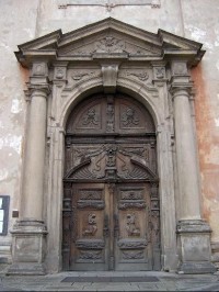 Vstupní dveře: Kostel postavený v letech 1613 - 1623 byl významně upravený dle architekta K. I. Dientzenhofera. 
V kostele je uložená vzácná gotická památka - reliéf madony Staroboleslavské, tzv. Paládium země české.