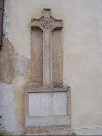 kříž ve zdi kostela