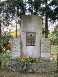 Památník obětem válek: Památník obětem obou světových válek, který je zhotoven z lomu zbuzanské Mramorky. 