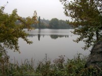 Obec z levého břehu nádrže Vrané: Řeka Vltava do roku 1936 s neregulovaným tokem, poté stavbou zdymadla bylo vytvořeno jezero. Řeka je využívána k dopravě, rybolovu i k vodním sportům. Nezanedbatelná je i její funkce zásobárny vody. Vlivem ostatních 