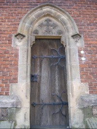 Dveře: s datem ukončení stavby kostela