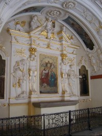Jeden z mnoha oltářů