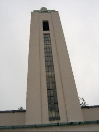 Věž kostela: Objektu vévodí 30 m vysoká věž, která je zakončena drouramenným křížem. Na vrcholu věže je ochoz sloužící jako rozhledna.