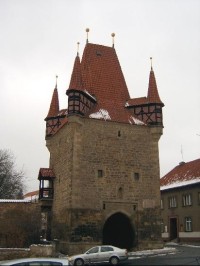Rakovnická Pražská brána: Snad jedna z nejpůvabnějších staveb tohoto druhu v Čechách. Byla postavena v letech 1516-1517 a její stavbou byla zahájena výstavba městských hradeb.