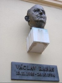 Plastika Václava Rabase: Plastika Václava Rabase na zdi bývalé synagogy v Rakovníku.