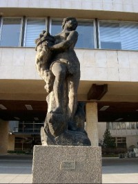 Alegorie Země: Socha alegorie Země - "Ceres" : Země je představována poloobnaženou dívkou s rohem hojnosti v náručí, u jejíchž nohou sedí psík. Autorem tohoto sochařského díla je Jan Josef Brokoff. 