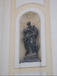 Socha v průčelí kostela: V průčelí kostela jsou kamenné sochy sv.Petra a Pavla. 