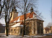 Kostel na návsi Lenešic: Uprostřed návsi se nachází původně románský jednolodní kostel sv. Šimona a Judy.