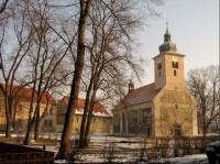 Kostel sv. Šimona a Judy: Uprostřed návsi v Lenešicích se nachází původně románský jednolodní kostel sv. Šimona a Judy ze 13.století. 