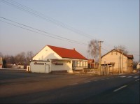 Havraň: Silnice č.27, která je páteří obce, spojuje Most a Žatec.