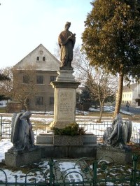 Sv. Jan Nepomucký: socha na západě obce