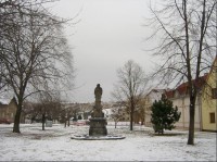 Sochy v Malém Březně 2: Památky v Malém Březně : Kostel sv. Jana Evangelisty, původně pozdně gotický,přestavěn v 18. a 19. století
Socha sv. Jana Nepomuckého z r. 1728
Socha sv. Floriana z Ervěnic
Sousoší sv. Jana Nepomuckého z Ervěnic