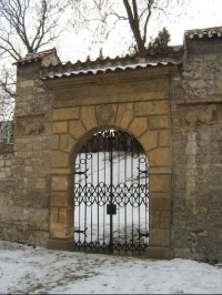 Brána k hřbitovu u kostela