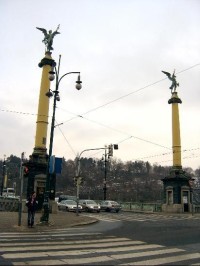 Sochy Viktorií: Na obou koncích mostu jsou vždy dvě bronzové postavy Viktorií.