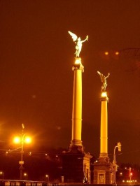 Čechův most v Praze: Na obou koncích mostu jsou vždy dvě bronzové postavy Viktorií (tj. sochy Vítězství) s pozlacenými ratolestmi, a jsou umístěné na 17,5 m vysokých litinových sloupech. Samy Viktorie jsou vysoké přes 3m, jsou dílem sochaře Antonína 