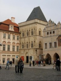 Praha - Dům U Kamenného zvonu: Nejstarší písemná zpráva o domě je z r. 1363, kdy už objekt byl majetkem měšťanským.