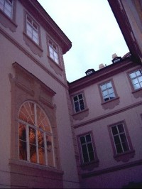 Ze dvora: V roce 1843 se v tomto paláci narodila Berta Suttnerová - Kinská, první nositelka Nobelovy ceny míru.
