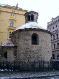 Rotunda nalezení Sv.Kříže: Nevelká jednoduchá stavba se vyznačuje zvlášť dokonalou stavební technikou. Rotunda má okrouhlou loď a půlkruhovou apsidu na východní straně, zdobenou obloučkovým vlysem. Loď je sklenuta kopulí, na vrchu lucerna se sdružený