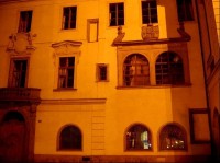 Barokní okno: Nad barokním Kaňkovým portálem směrem do Železné ulice bylo ponecháno raně barokní okno z r. 1687 s nápisem LEX CIVIUM DUX (Zákon je vládcem občanů). 