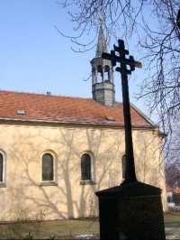Kostel a kříž