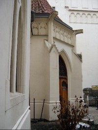 Vstupní vestibul: Fasádě lodi zde dominuje vstupní vestibul s lomenými arkádami v přízemí, po jeho bocích schodišťové risality, zakončené trojúhelnými štíty, s lomeným oknem v přízemí a čtyřdílnými gotizujícími okénky v patře, široké okno s gotizujíc