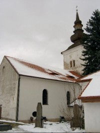 Kostel a hřbitov: Gotický kostel svatého Jakuba Většího z konce 13. století.